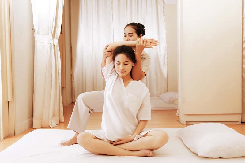 Phương pháp massage này kết hợp các động tác kéo căng, xoa bóp và yoga thụ động. Massage Thái giúp giảm căng cơ, tăng cường sự linh hoạt và thúc đẩy năng lượng trong cơ thể 