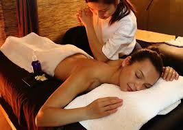   Dựa trên lý thuyết của y học cổ truyền Nhật Bản, massage Shiatsu sử dụng lực ấn từ ngón tay, lòng bàn tay, hoặc khuỷu tay để kích thích các điểm áp lực trong cơ thể, giúp               cải thiện lưu thông năng lượng và phục hồi sức khỏe.