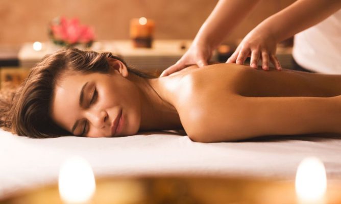 Massage với tinh dầu thiên nhiên giúp thư giãn và giảm căng thẳng. Tinh dầu giúp cải thiện lưu thông máu và làm đẹp da. Phương pháp này có thể kết hợp với dầu nền như dầu dừa hoặc dầu ô liu để tránh kích ứng da.